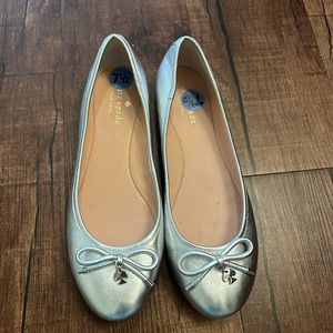 GUc Kate Spade silver flats 7.5